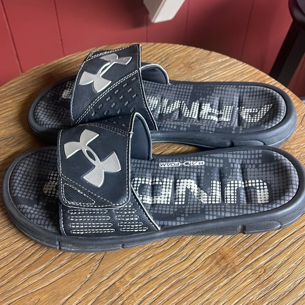 Under Armour4D foam black slide sandals. Size 6 Y